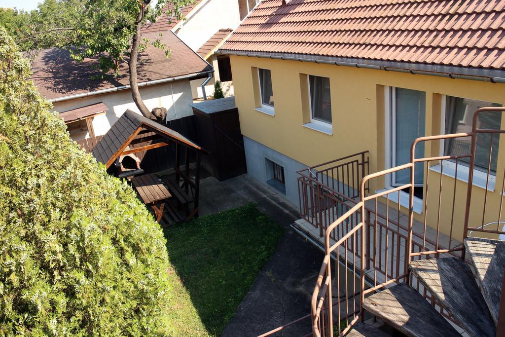 Hotel Dom Studia Petra à Štúrovo Extérieur photo