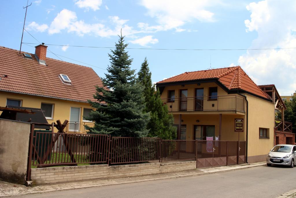 Hotel Dom Studia Petra à Štúrovo Extérieur photo