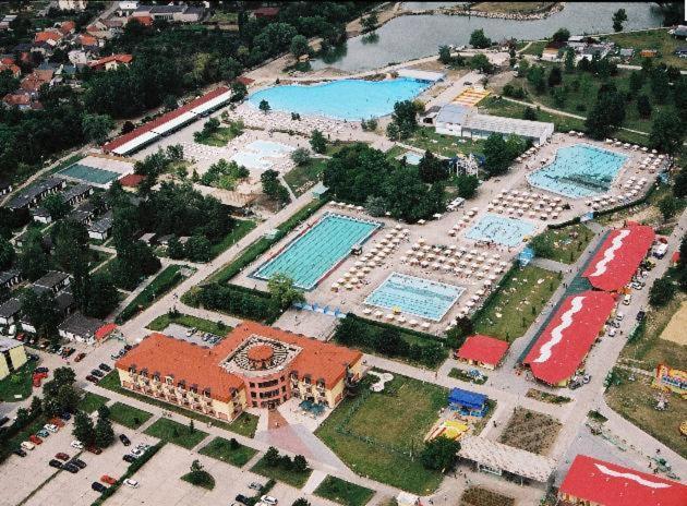 Hotel Dom Studia Petra à Štúrovo Extérieur photo